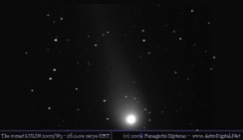 2009 FEB/ Der Schweif eines schnellen Kometen mit runden Sternen am Hintergrund!.jpg